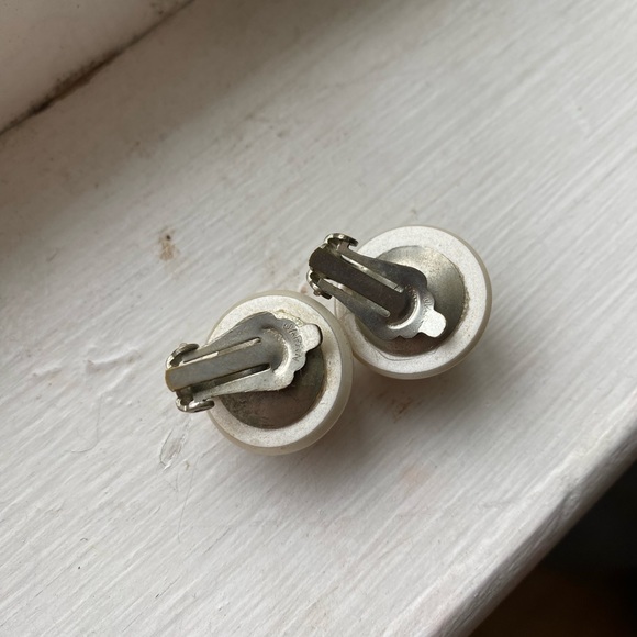 White Round Opaque Vintage Clip On Earrings Circa 1950’s - Picture 2 of 6